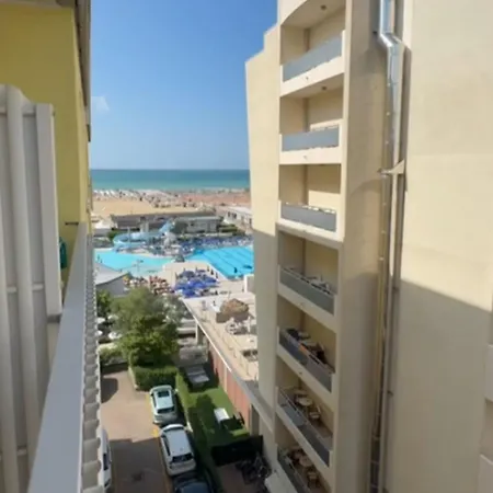 Seaside Bliss Modern Comfort With Sea View شقة