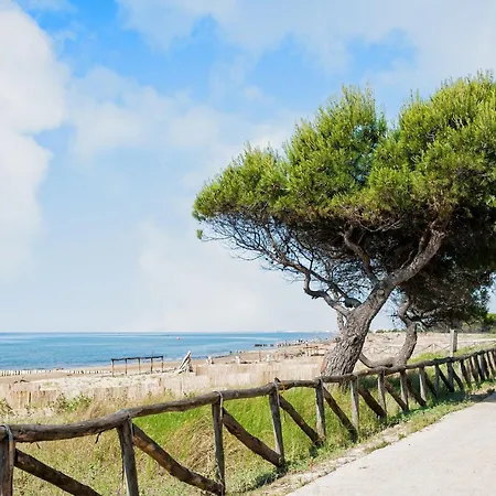 Seaside Bliss Modern Comfort With Sea View شقة *